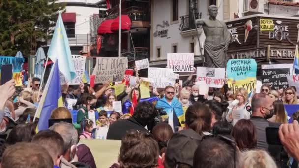 ANTALIA, TURKEY - LUTY 26 2022: protest przeciwko wojnie na Ukrainie. Zakończyć wojnę na Ukrainie. Agresja Rosji. — Darmowe wideo stockowe