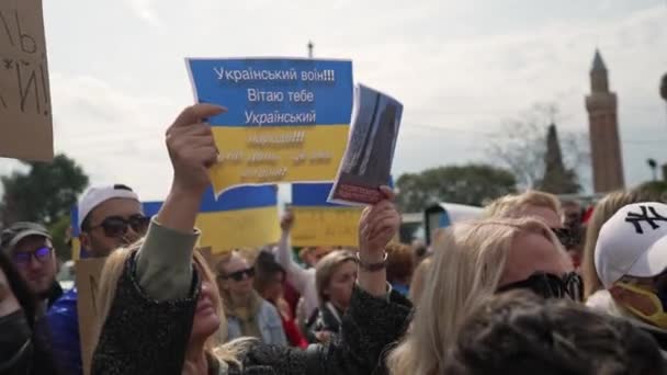 ANTALYA, TURKEY - FEBRUARY 26 2022: protest proti válce na Ukrajině. Zastavte válku na Ukrajině. Ruská agrese. — Stock video zdarma