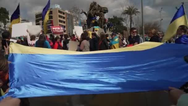 ANTALYA, TÜRKEI - 26. Februar 2022: Protest gegen den Krieg in der Ukraine. Stoppt den Krieg in der Ukraine. Russische Aggression. — kostenloses Stockvideo