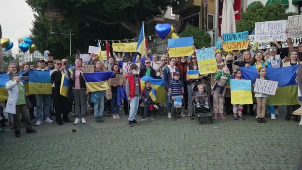 ANTALYA, TÜRKEI - 26. Februar 2022: Protest gegen den Krieg in der Ukraine. Stoppt den Krieg in der Ukraine. Russische Aggression. — kostenloses Stockvideo