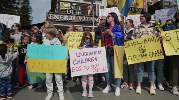 ANTALYA, TURKEY-RUARI 26 2022: protest mot kriget i Ukraina. Stoppa kriget i Ukraina. Rysk agression. — Gratis stockvideo