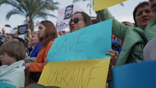 ANTÁLIA, TURQUIA - FEVEREIRO 26 2022: protesto contra a guerra na Ucrânia. Parem a guerra na Ucrânia. Agressão russa. — Vídeo de Stock Grátis