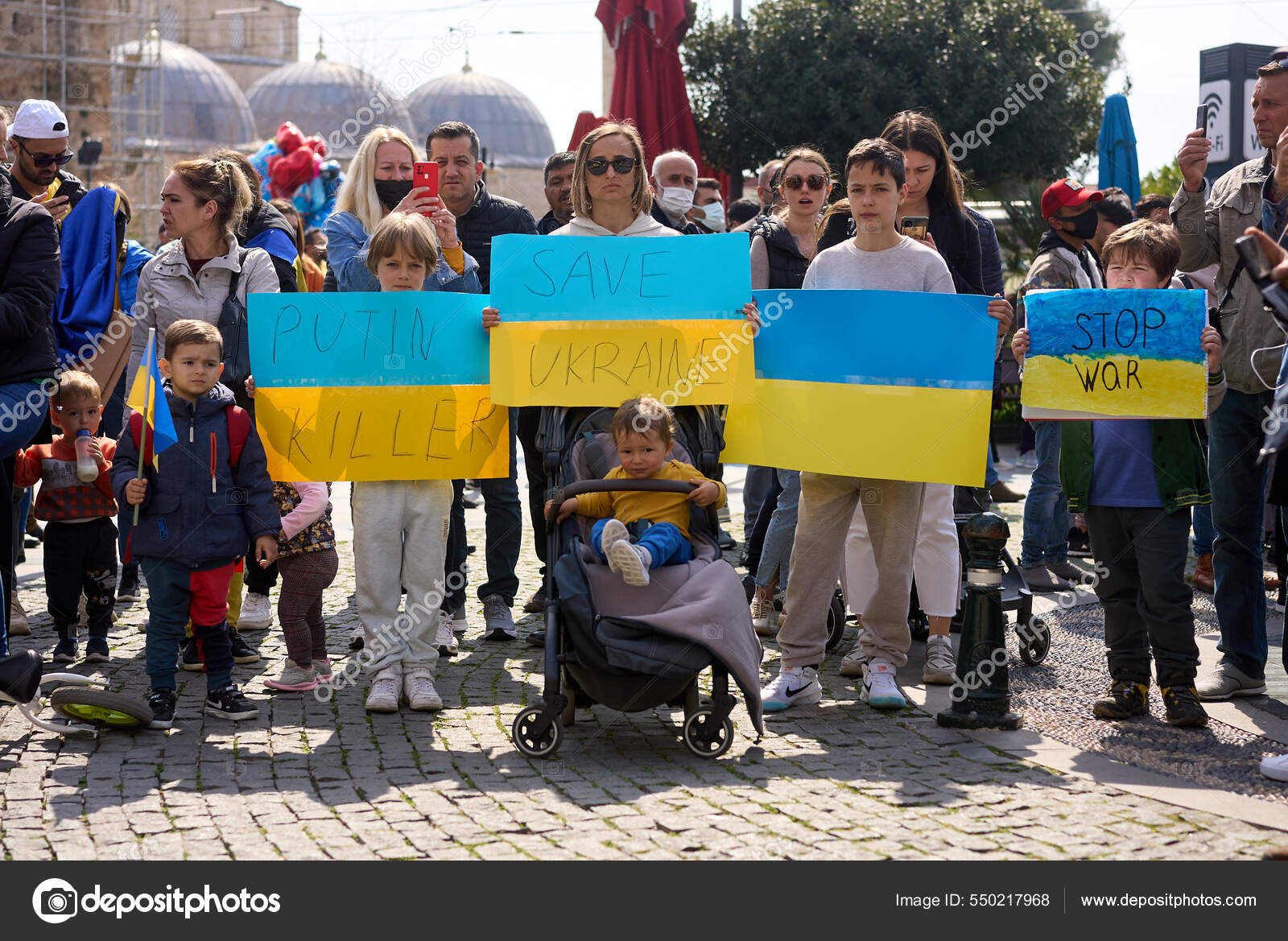 АНТАЛЯЯ, ТУРКЕЙ - 24 Февраля 2022 Года: Протест Украинской Войны.