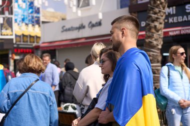 ANTALYA, TURKEY - 24 Şubat 2022 Ukrayna Savaşı Protestosu. Rusya 'nın Ukrayna' yı işgaline karşı protesto. Bazı Ukrayna Savaş Karşıtı Şarkı ve afişler.