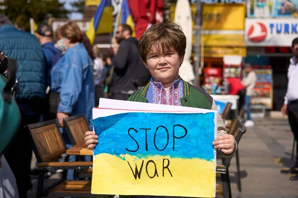 ANTALYA, TURKEY - 2022 년 2 월 24 일 : Ukraine War Protest. 러시아의 우크라이나 침공에 반대하는 시위. 전쟁을 반대하는 일부 우크라이나 사람들의 노래와 깃발. — 무료 스톡 포토