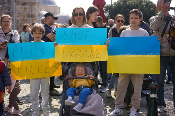 ANTALYA, TURKEY - 24 februari 2022: Ukraina War Protest. Protestera mot rysk invasion av Ukraina. Vissa Ukraina Anti War sjunger och banderoller. — Stockfoto