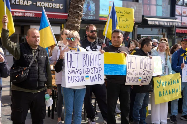 ANTALYA, TURKEY - 24 februari 2022: Oekraïense Oorlog Protest. Protest tegen de Russische invasie van Oekraïne. Sommige Oekraïne Anti-oorlog zingt en spandoeken. — Gratis stockfoto