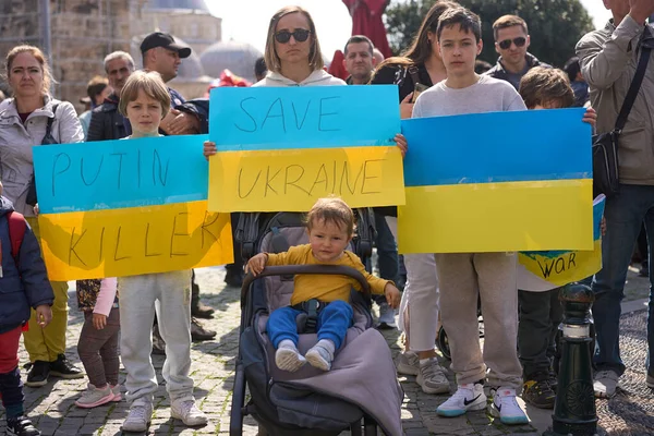 ANTALYA, TURKEY - 2022. február 24: Ukrajna háborús tiltakozás. Tiltakozom Ukrajna orosz megszállása ellen. Néhány Ukrajna Anti War énekel és bannerek. — ingyenes stock fotók