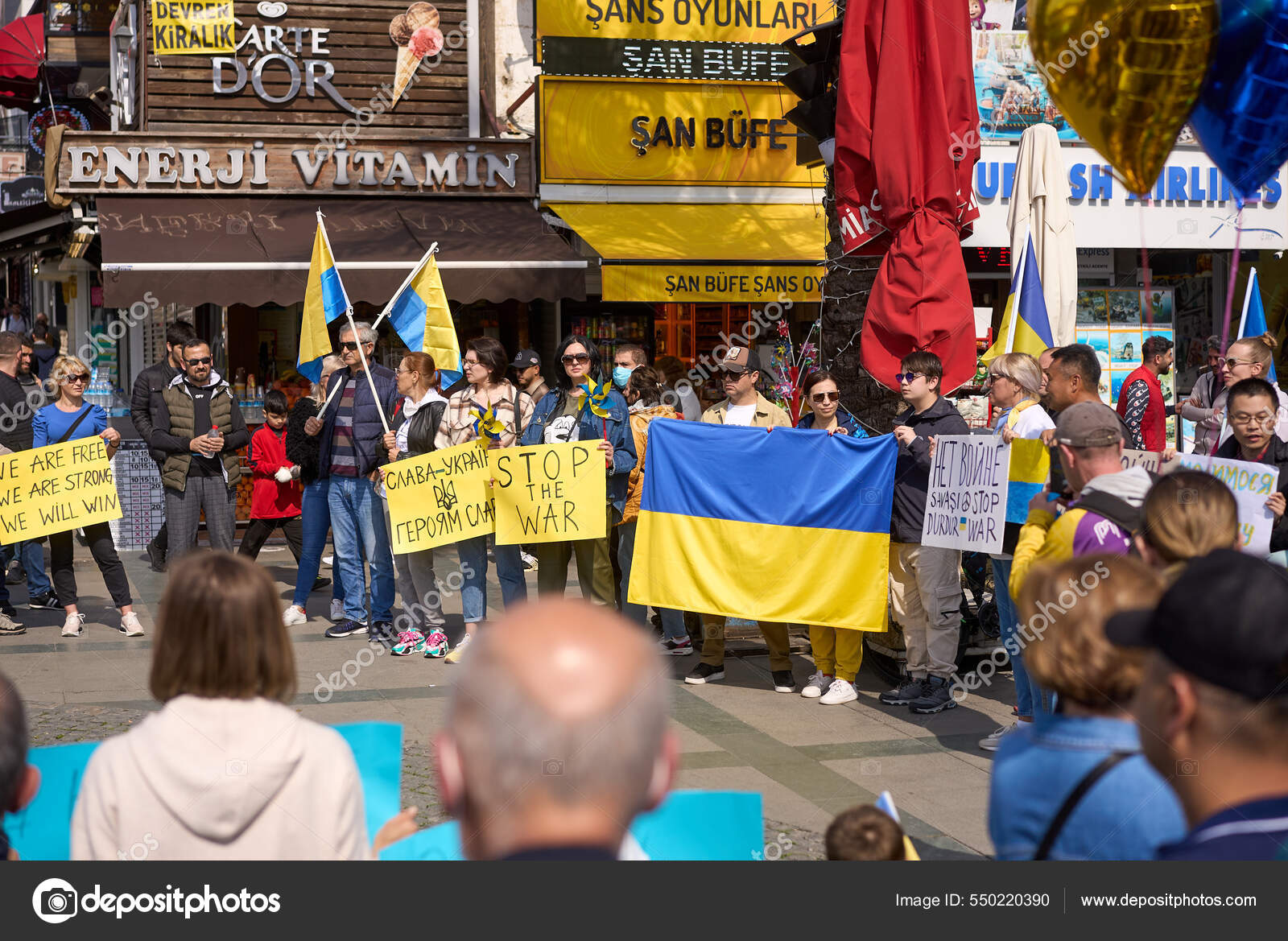 АНТАЛЯЯ, ТУРКЕЙ - 24 Февраля 2022 Года: Протест Украинской Войны.