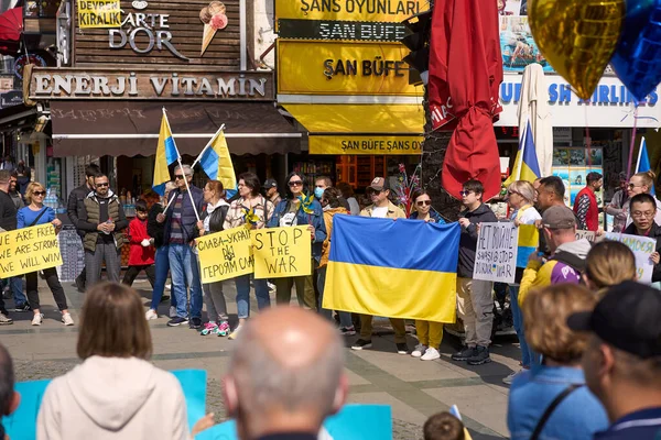 ANTALY,トルコ- 2022年2月24日:ウクライナ戦争抗議.ロシアのウクライナ侵攻に対する抗議。一部のウクライナの反戦歌と旗.  — 無料ストックフォト