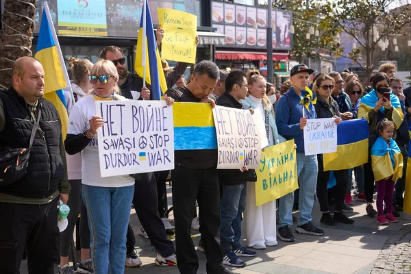 ANTALYA, TURKEY - 24 Februari 2022: Protes Perang Ukraina. Protes terhadap invasi Rusia ke Ukraina. Beberapa Ukraina Anti Perang bernyanyi dan spanduk. — Foto Stok Gratis