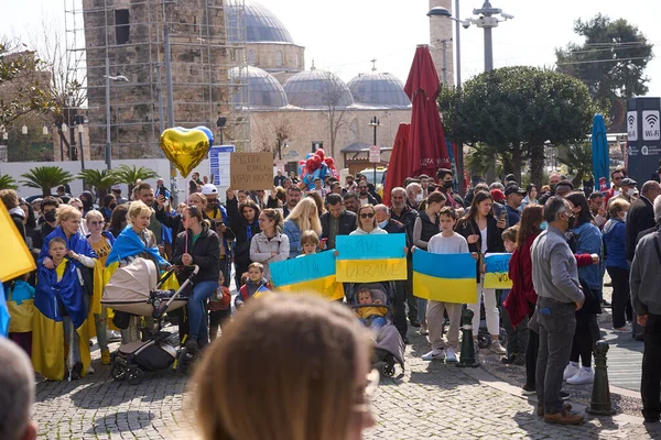 ANTALIA, TURKEY - 24 lutego 2022: Protest przeciwko wojnie na Ukrainie. Protest przeciwko rosyjskiej inwazji na Ukrainę. Niektóre Ukraina Anti War śpiewa i sztandarów. — Darmowe zdjęcie stockowe