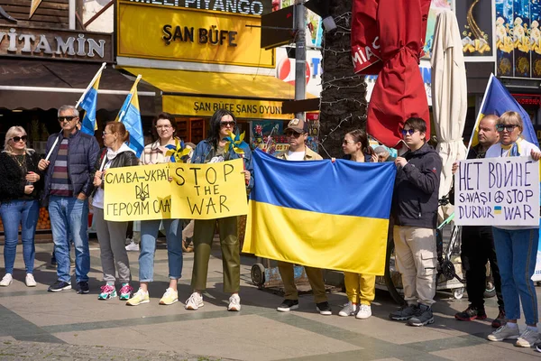 АНТАЛІЯ, ТУРКЕЙ - 24 лютого 2022: Український військовий протест. Протест проти вторгнення Росії в Україну. Деякі українські антивоєнні пісні та прапори. — Безкоштовне стокове фото