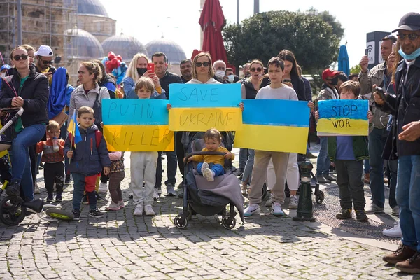 ANTALYA, TURKEY - 24 februari 2022: Ukraina War Protest. Protestera mot rysk invasion av Ukraina. Vissa Ukraina Anti War sjunger och banderoller. — Gratis stockfoto