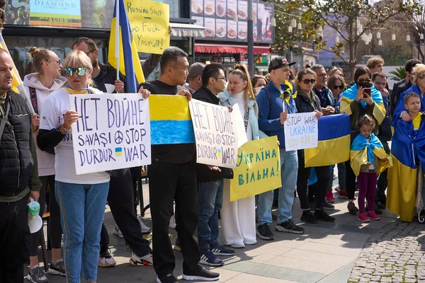 ANTALYA, TURQUIA - 24 de fevereiro de 2022: Protesto de guerra na Ucrânia. Protesto contra a invasão russa da Ucrânia. Alguns Ucrânia anti-guerra canta e banners. — Fotografia de Stock Grátis