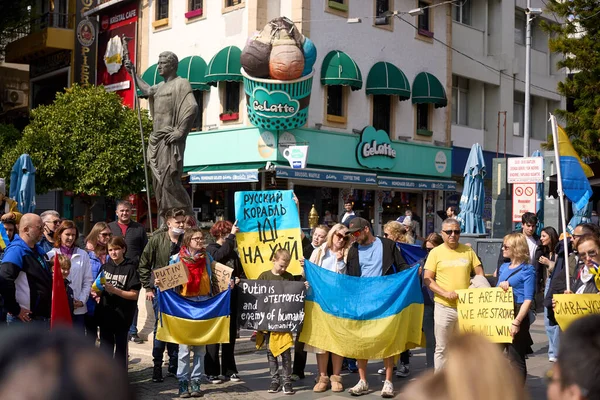 ANTALYA, TURKEY - 2022 년 2 월 24 일 : Ukraine War Protest. 러시아의 우크라이나 침공에 반대하는 시위. 전쟁을 반대하는 일부 우크라이나 사람들의 노래와 깃발. — 무료 스톡 포토