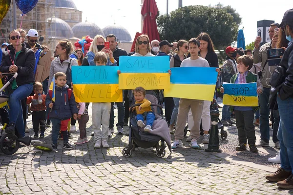 ANTALYA, TURKEY - 2022 년 2 월 24 일 : Ukraine War Protest. 러시아의 우크라이나 침공에 반대하는 시위. 전쟁을 반대하는 일부 우크라이나 사람들의 노래와 깃발. — 무료 스톡 포토