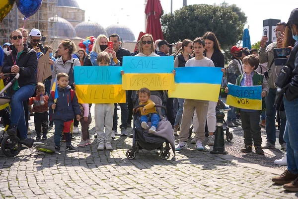 ANTALIA, TURKEY - 24 lutego 2022: Protest przeciwko wojnie na Ukrainie. Protest przeciwko rosyjskiej inwazji na Ukrainę. Niektóre Ukraina Anti War śpiewa i sztandarów. — Darmowe zdjęcie stockowe