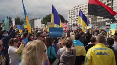 ANTALYA, TURKEY - 26 Şubat 2022: Ukrayna 'daki savaşı protesto. Ukrayna 'daki savaşı durdurun. Rus saldırısı..