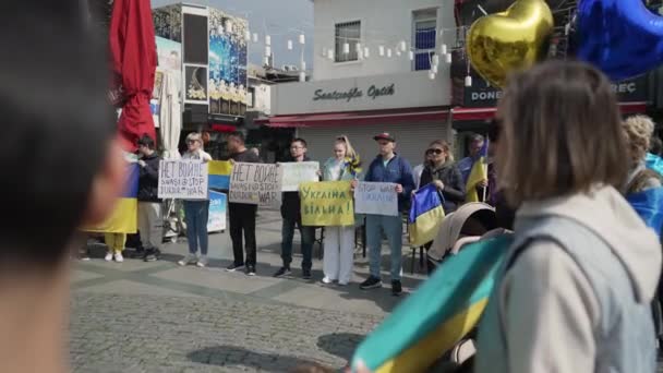 ANTALIA, TURKEY - LUTY 26 2022: protest przeciwko wojnie na Ukrainie. Zakończyć wojnę na Ukrainie. Agresja Rosji. — Wideo stockowe