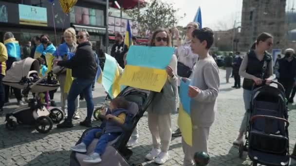 ANTALYA, TÜRKEI - 26. Februar 2022: Protest gegen den Krieg in der Ukraine. Stoppt den Krieg in der Ukraine. Russische Aggression. — Stockvideo