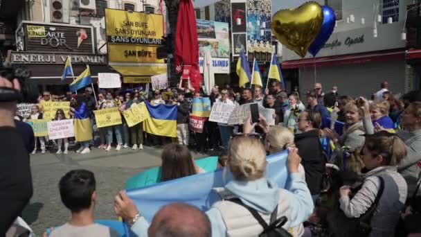 ANTALIA, TURKEY - LUTY 26 2022: protest przeciwko wojnie na Ukrainie. Zakończyć wojnę na Ukrainie. Agresja Rosji. — Wideo stockowe