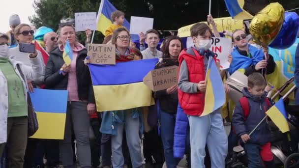 ANTALIA, TURKEY - LUTY 26 2022: protest przeciwko wojnie na Ukrainie. Zakończyć wojnę na Ukrainie. Agresja Rosji. — Wideo stockowe