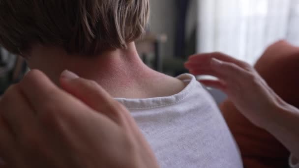 Reacción alérgica de la piel en el cuello y la cara de los niños erupción roja. Síntomas de fotodermatitis. Reacción alérgica a la luz solar. — Vídeos de Stock