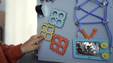 Yetişkin anne ve çocuk ahşap işlek tahtayla oynarken eğleniyorlar, mutlu çocuk ve anne yerde oturup eğitici öğrenme oyuncağıyla oynuyorlar evde boş vakitlerin keyfini çıkarıyorlar..