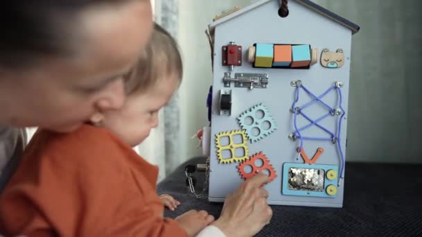 Dorosła mama i dziecko bawią się z drewnianą tablicą razem, szczęśliwe dziecko i matka siedzi na podłodze bawić się edukacyjną zabawką uczyć się spędzać wolny czas w domu. — Wideo stockowe