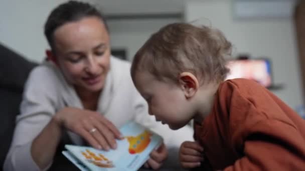 Un garçon de 1 an avec sa mère à la maison. — Video