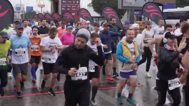 ANTALYA, TURKEY - 6. března 2022: Start Runtalya Marathon. Počet běžců byl více než deset tisíc lidí. — Stock video