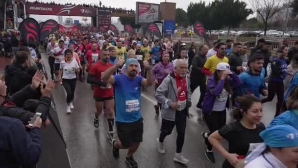 ANTALYA, TURQUIA - 6 de março de 2022: Início da Maratona de Runtalya. O número de corredores eram mais de dez mil pessoas. — Vídeo de Stock