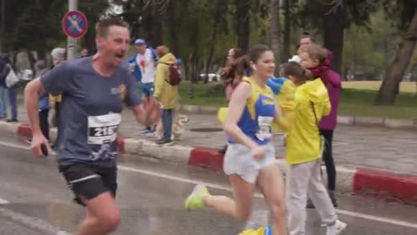 ANTALYA, TURKEY - 6 Mart 2022: Runtalya Maratonu. Ulusal bayrağı olan Ukraynalı bayan sporcu. Savaşa karşı spor — Stok video