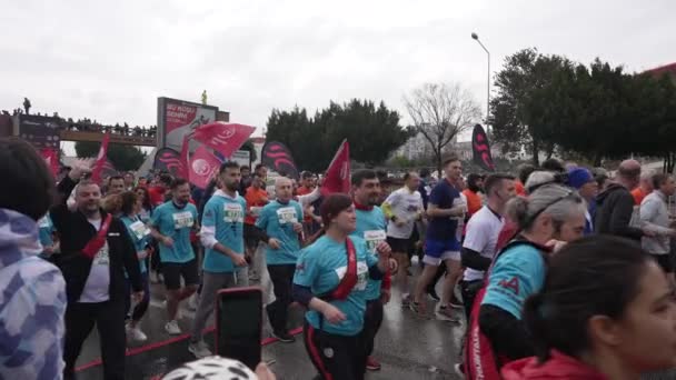 ANTALYA TURKEY - 2022. március 6.: A Runtalya Maraton kezdete. A futók száma meghaladta a tízezret.. — Stock videók
