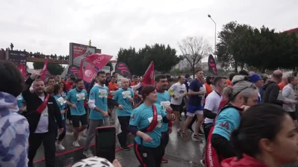 ANTALYA, Turkije - 6 maart 2022: Start Runtalya Marathon. Het aantal lopers was meer dan tienduizend mensen. — Stockvideo