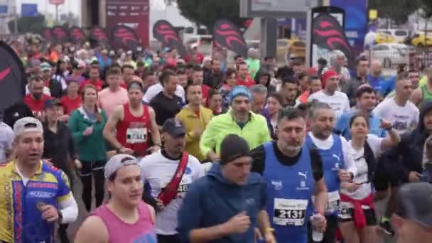 ANTALIA, TURKEY - 6 marca 2022: początek maratonu Runtalya. Liczba biegaczy wynosiła ponad dziesięć tysięcy osób.. — Wideo stockowe