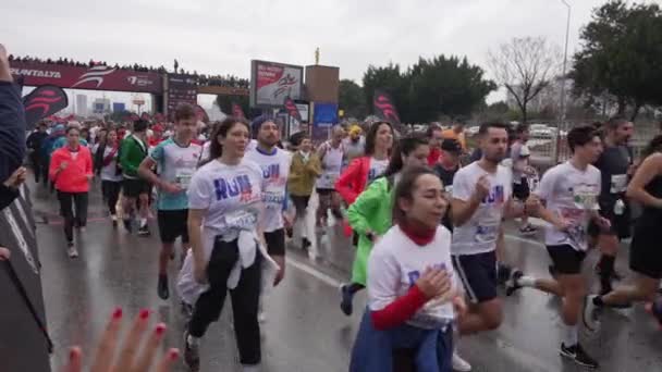 ANTALYA, TURKEY - 6 Mart 2022 Runtalya Maratonu başlıyor. Koşucuların sayısı on binden fazlaydı.. — Stok video