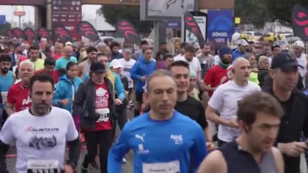 ANTALYA, TURQUIA - 6 de março de 2022: Início da Maratona de Runtalya. O número de corredores eram mais de dez mil pessoas. — Vídeo de Stock