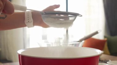 Fırıncı kadın hamur için un topluyor..