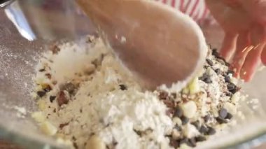 Kurabiye hamuru. Kurabiye hamuru yoğuran kadın.