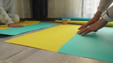 Anne ve oğlu Ukrayna bayrağı yaptı. Rusya 'nın Ukrayna' yı işgalinden sonra savaşa karşı protesto