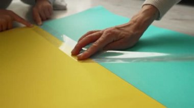 Anne ve oğlu Ukrayna bayrağı yaptı. Rusya 'nın Ukrayna' yı işgalinden sonra savaşa karşı protesto