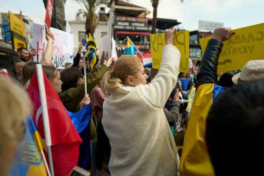 ANTALYA, TURKEY - 24 Şubat 2022 Ukrayna Savaşı Protestosu. Rusya 'nın Ukrayna' yı işgaline karşı protesto. Bazı Ukrayna Savaş Karşıtı Şarkı ve afişler.
