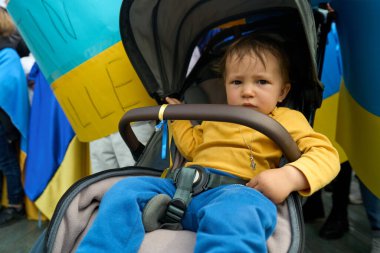 ANTALYA, TURKEY - 24 Şubat 2022 Ukrayna Savaşı Protestosu. Rusya 'nın Ukrayna' yı işgaline karşı protesto. Bazı Ukrayna Savaş Karşıtı Şarkı ve afişler.