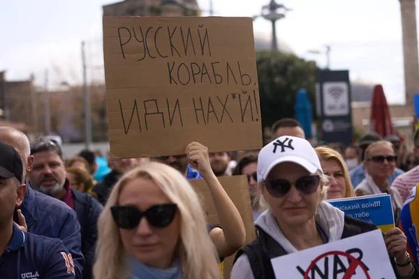 ANTALYA, TURQUÍA - 24 de febrero de 2022: Protesta de guerra en Ucrania. Protesta contra la invasión rusa de Ucrania. Algunos Ucrania Anti Guerra canta y pancartas. — Foto de Stock