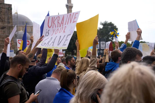 ANTALYA, TURKEY - 24 Februari 2022: Protes Perang Ukraina. Protes terhadap invasi Rusia ke Ukraina. Beberapa Ukraina Anti Perang bernyanyi dan spanduk. — Stok Foto