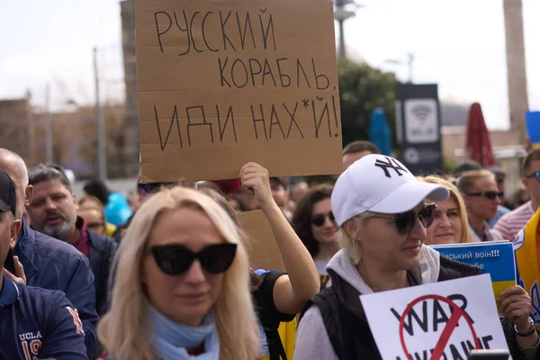 ANTALYA, TURKEY - 24 Februari 2022: Protes Perang Ukraina. Protes terhadap invasi Rusia ke Ukraina. Beberapa Ukraina Anti Perang bernyanyi dan spanduk. — Stok Foto