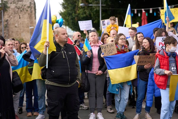 АНТАЛІЯ, ТУРКЕЙ - 24 лютого 2022: Український військовий протест. Протест проти вторгнення Росії в Україну. Деякі українські антивоєнні пісні та прапори. — стокове фото