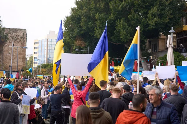 ANTALYA, TURKEY - 24 februari 2022: Oekraïense Oorlog Protest. Protest tegen de Russische invasie van Oekraïne. Sommige Oekraïne Anti-oorlog zingt en spandoeken. — Stockfoto